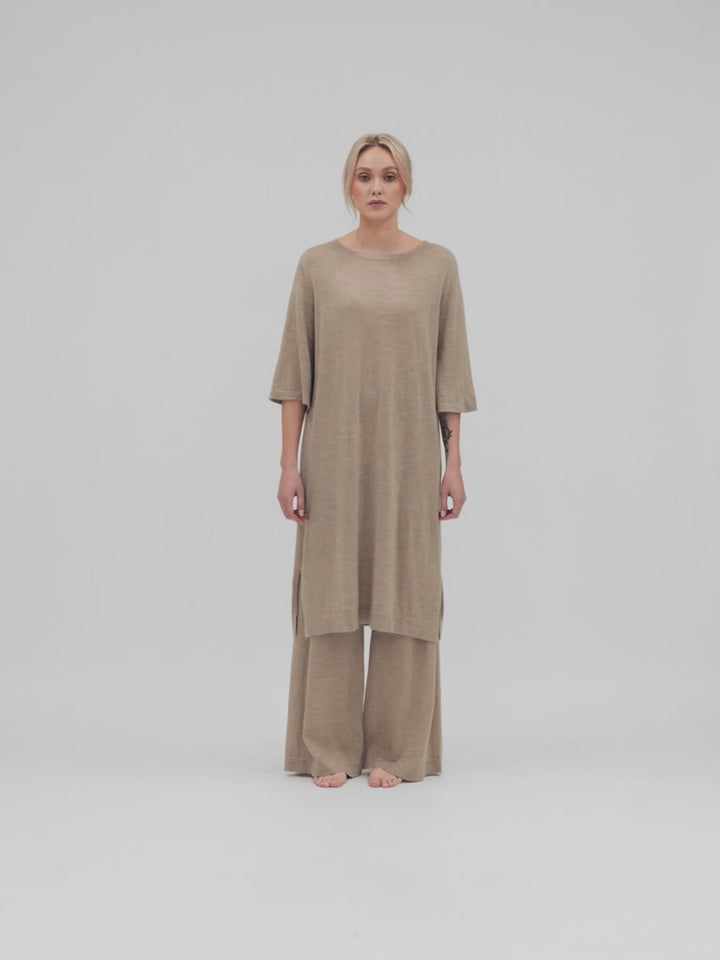 Air Tunic in 100% pure cashmere. Scandinavian design by Kashmina. Color: taupe.