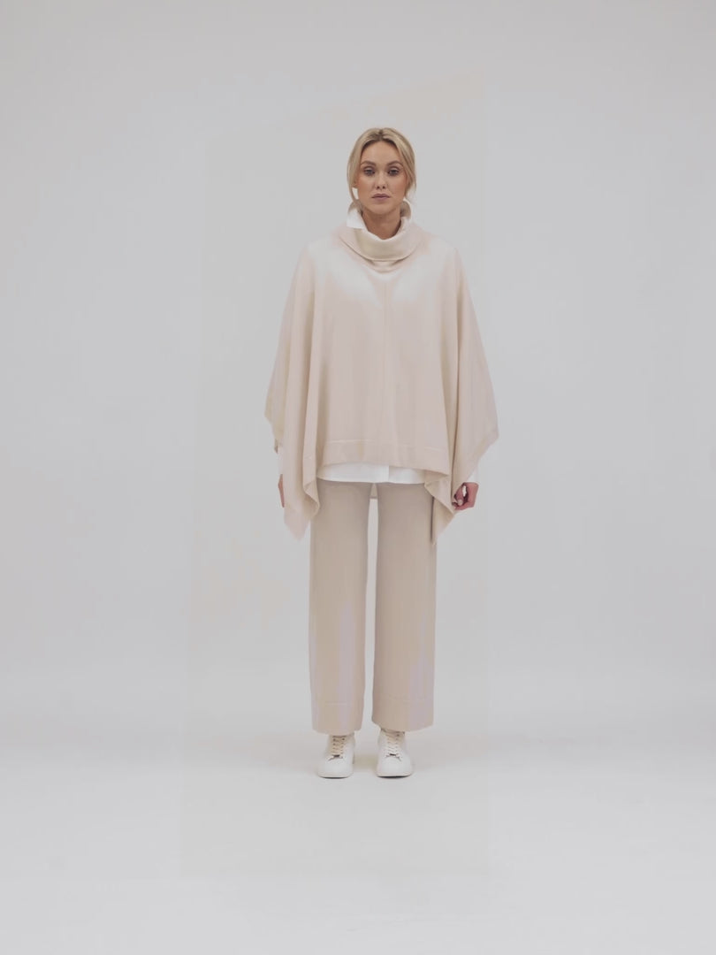 Cashmere poncho, turtle neck in 100% pure cashmere. Color: pearl. Scandinavian design by Kashmina.