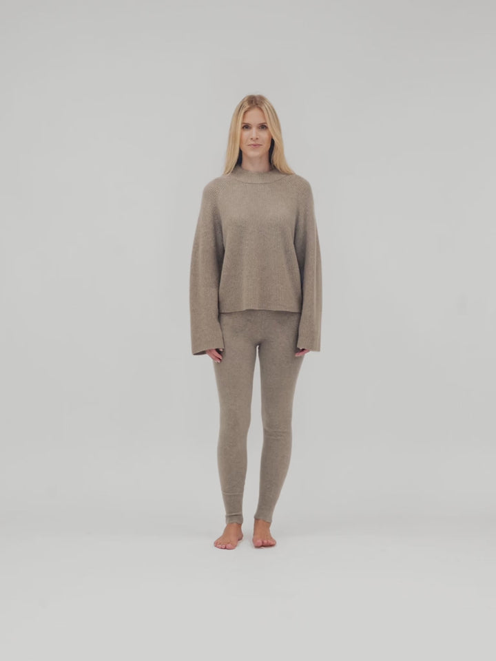 Rib knitted cashmere sweater "Idun" in 100% pure cashmere. Scandinavian design by Kashmina. Color: Toast.