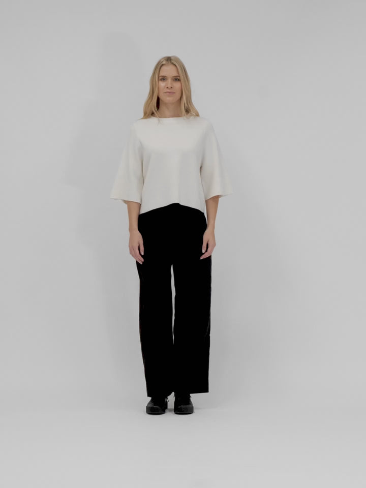 Cashmere sweater "Dina" in 100% pure cashmere. Scandinavian design by Kashmina. Color: White.