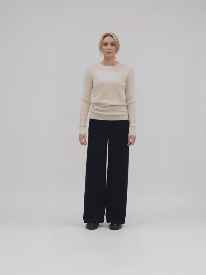 Cashmere sweater "Saga" in 100% pure cashmere. Color Pearl. Scandinavian design by Kashmina.