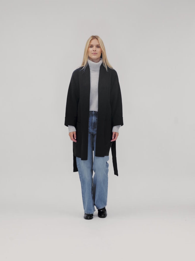Cashmere coat "Liv" in 100% pure cashmere. Scandinavian design by Kashmina. Color: Charcoal.