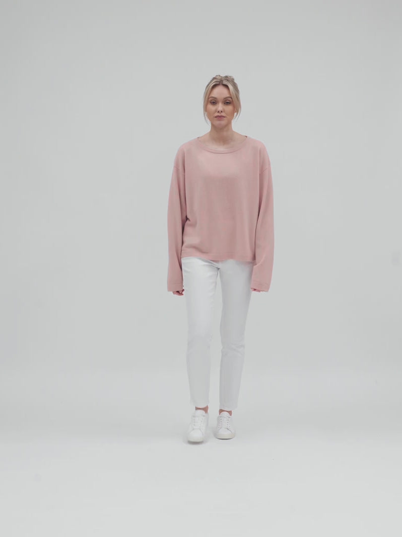 Wide neck cashmere sweater, in 100% pure cashmere. Scandinavian design by Kashmina. Color: rose glow.