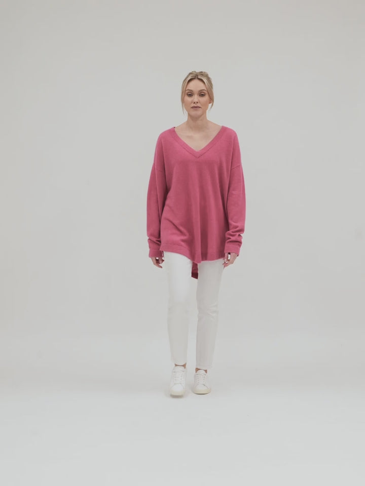 Cashmere v-neck sweater "Alva" in 100% pure cashmere. Color; Pink Berry. Scandinavian design by Kashmina