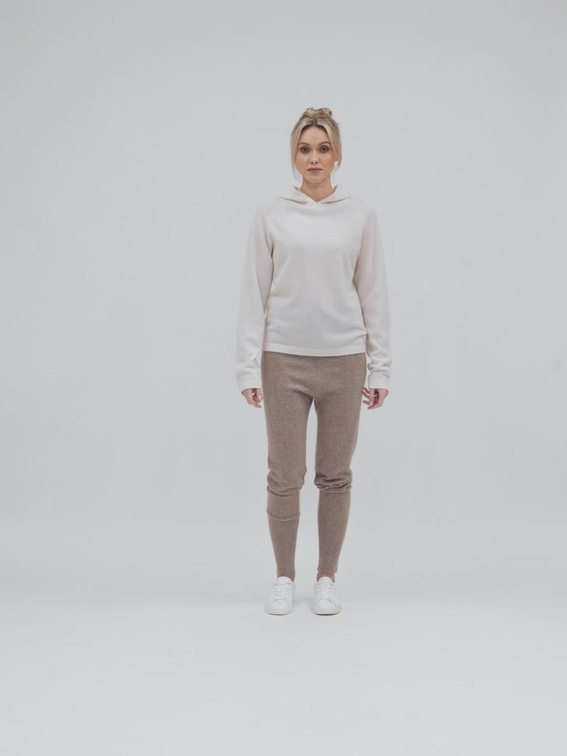 Cashmere hoodie made of 100% pure cashmere. Color: White. Scandinavian design by Kashmina.