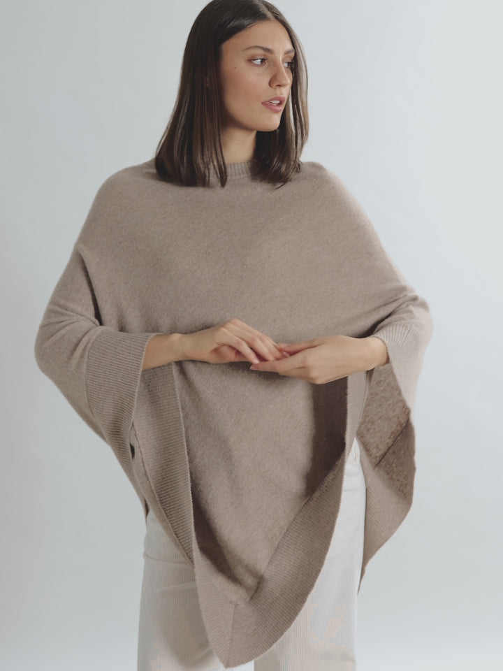 Cashmere poncho "Haddy" in 100% pure cashmere. Scandinavian design by Kashmina. Color: Toast.