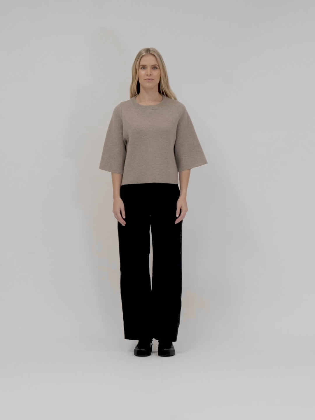 Cashmere sweater "Dina" in 100% pure cashmere. Scandinavian design by Kashmina. Color: Toast.