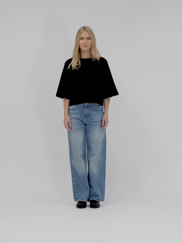 Cashmere sweater "Dina" in 100% pure cashmere. Scandinavian design by Kashmina. Color: Black.