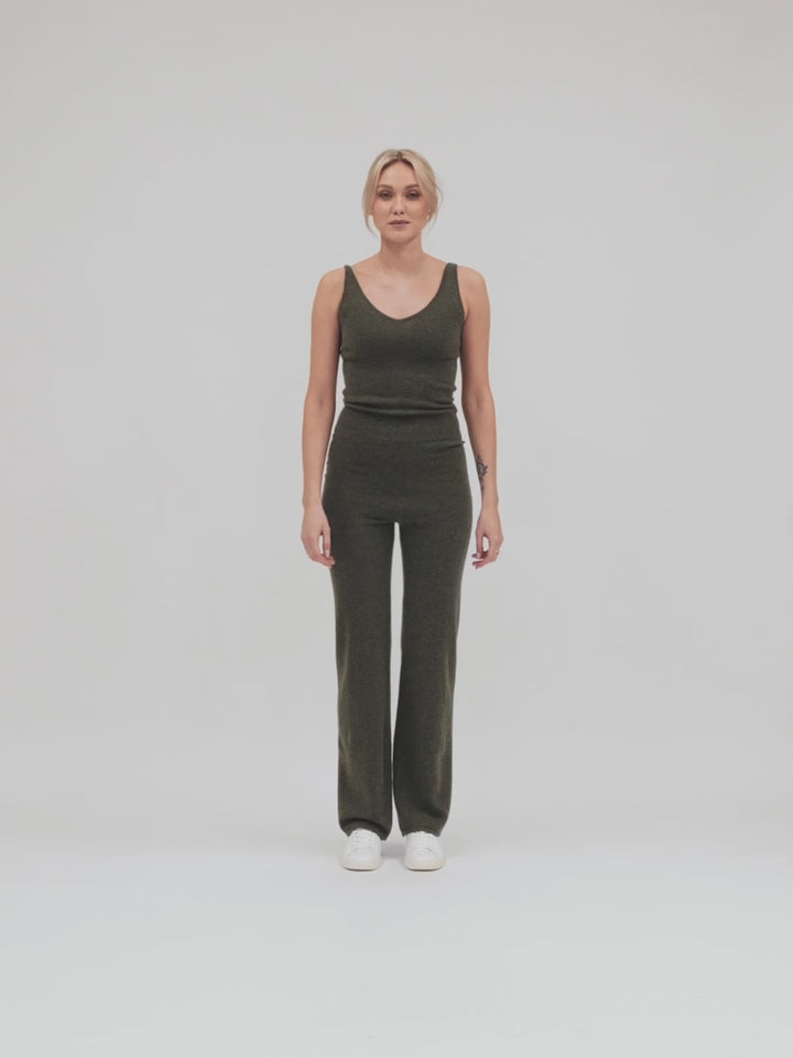 Cashmere jumpsuit "Savasana" in 100% pure cashmere. color Army green. Scandinavian design by Kashmina.