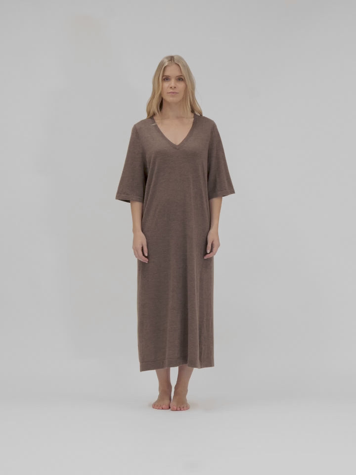 Long, light, thin, cashmere dress "June" in 100% pure cashmere. Color: Dark Toast. Scandinavian design by Kashmina.