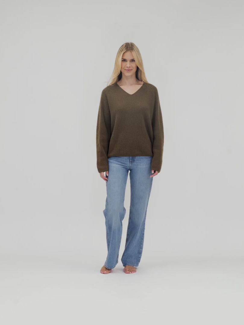 Rib knitted V-neck cashmere sweater in color: Cold Creme. 100% cashmere, Scandinavian design by Kashmina.