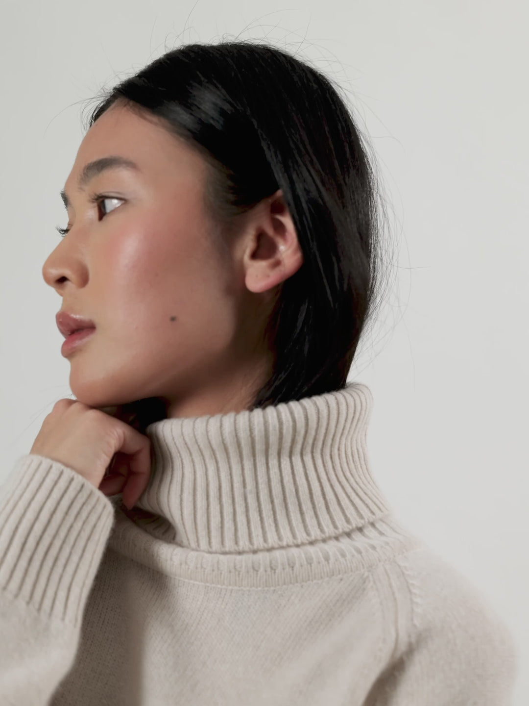 Turtle neck cashmere sweater Milano in 100% cashmere by Kashmna, color: Cream. Scandinavian design.