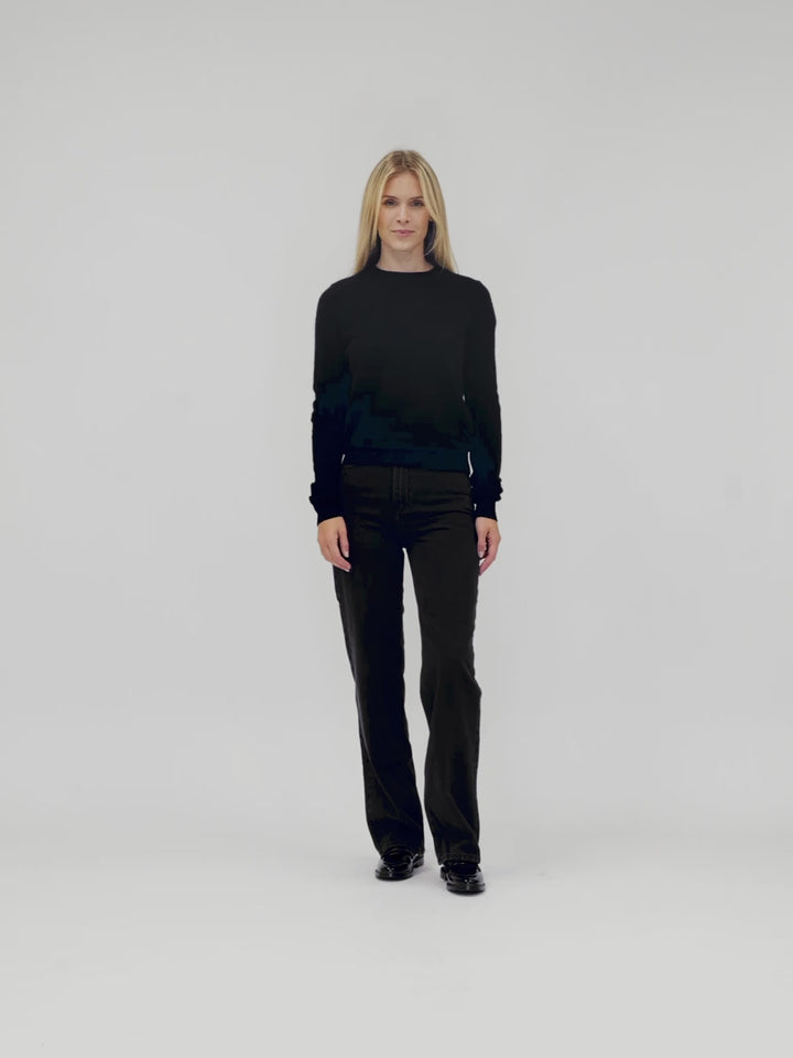 Cashmere sweater "Thora" in 100% pure cashmere. Long sleeves, round neck. Scandinavian design by Kashmina. Color: Black.