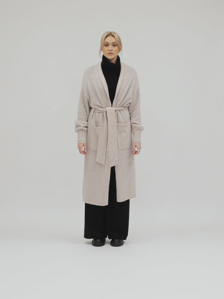 Cashmere coat "Trench" in 100% pure cashmere. Scandinavian dosing by Kashmina. Color: Beige.