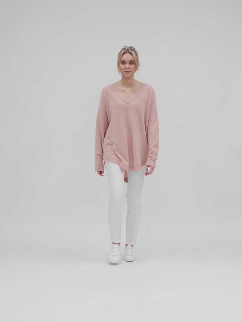 Cashmere v-neck sweater "Alva" in 100% pure cashmere. Color; rose glow. Scandinavian design by Kashmina
