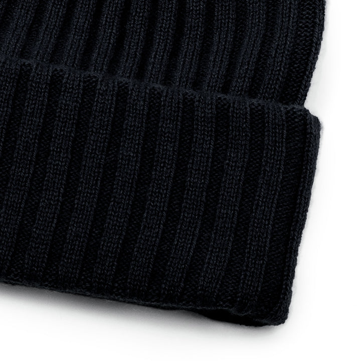 Black cashmere beanie "Oda". Sustainable Scandinavian design by Kashmina