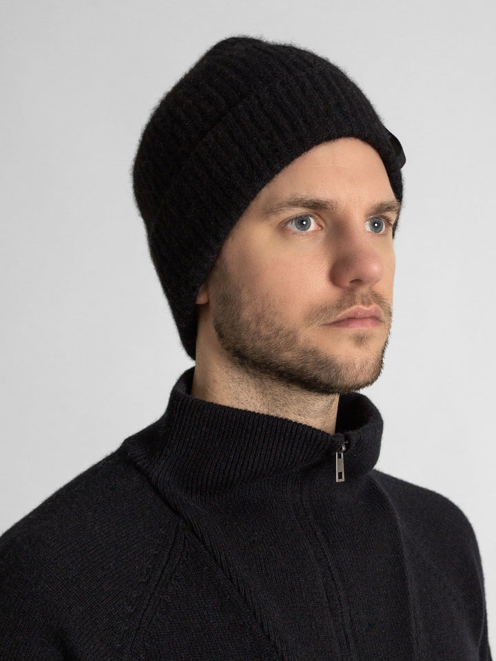 cashmere cap for men in 100% pure cashmere. Color: black
