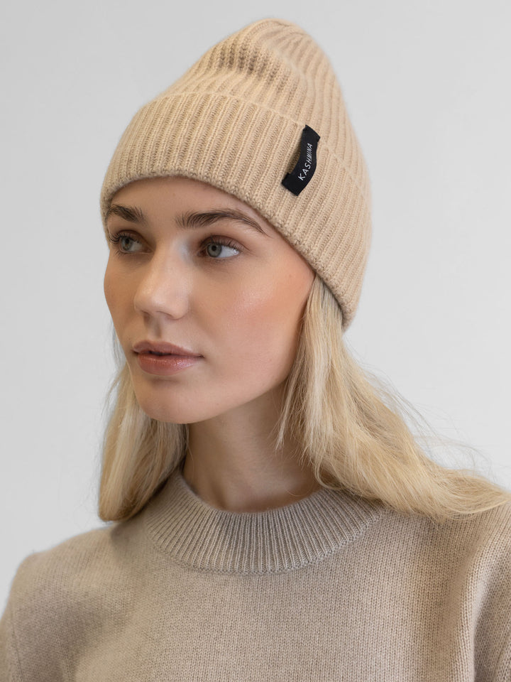 Cashmere cap "Elli" in 100% cashmere. Color: Sand. Scandinavian design by Kashmina