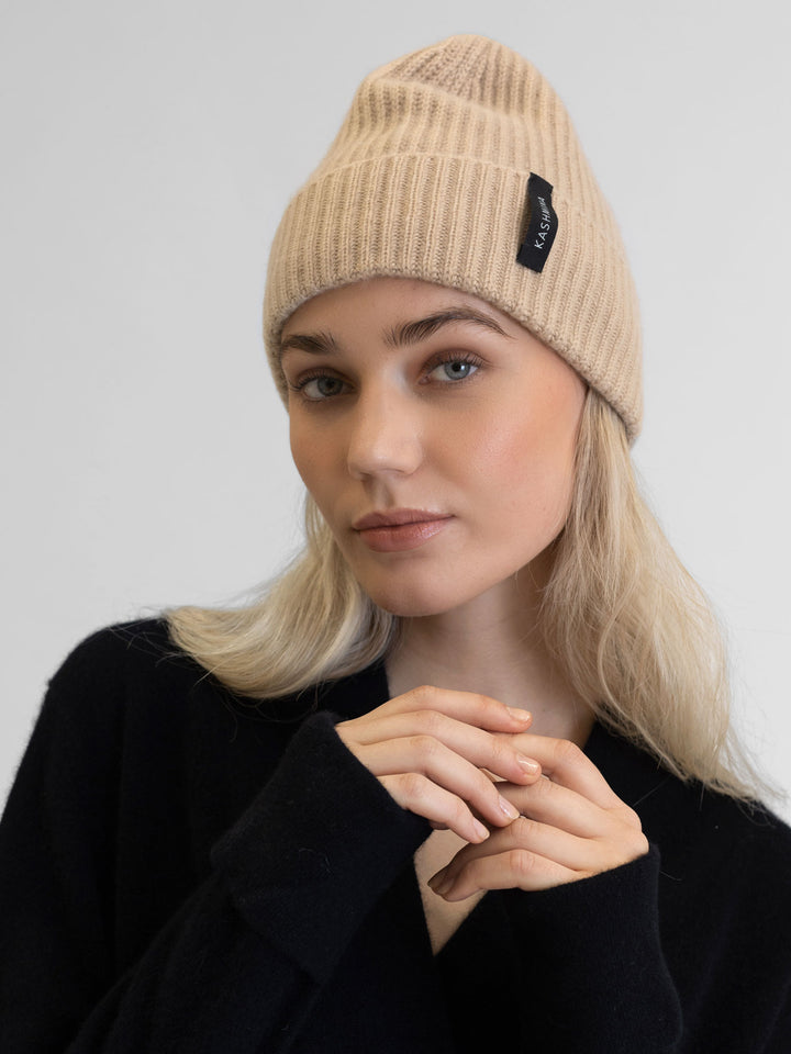 Cashmere cap "Elli" in 100% cashmere. Color: Sand. Scandinavian design by Kashmina