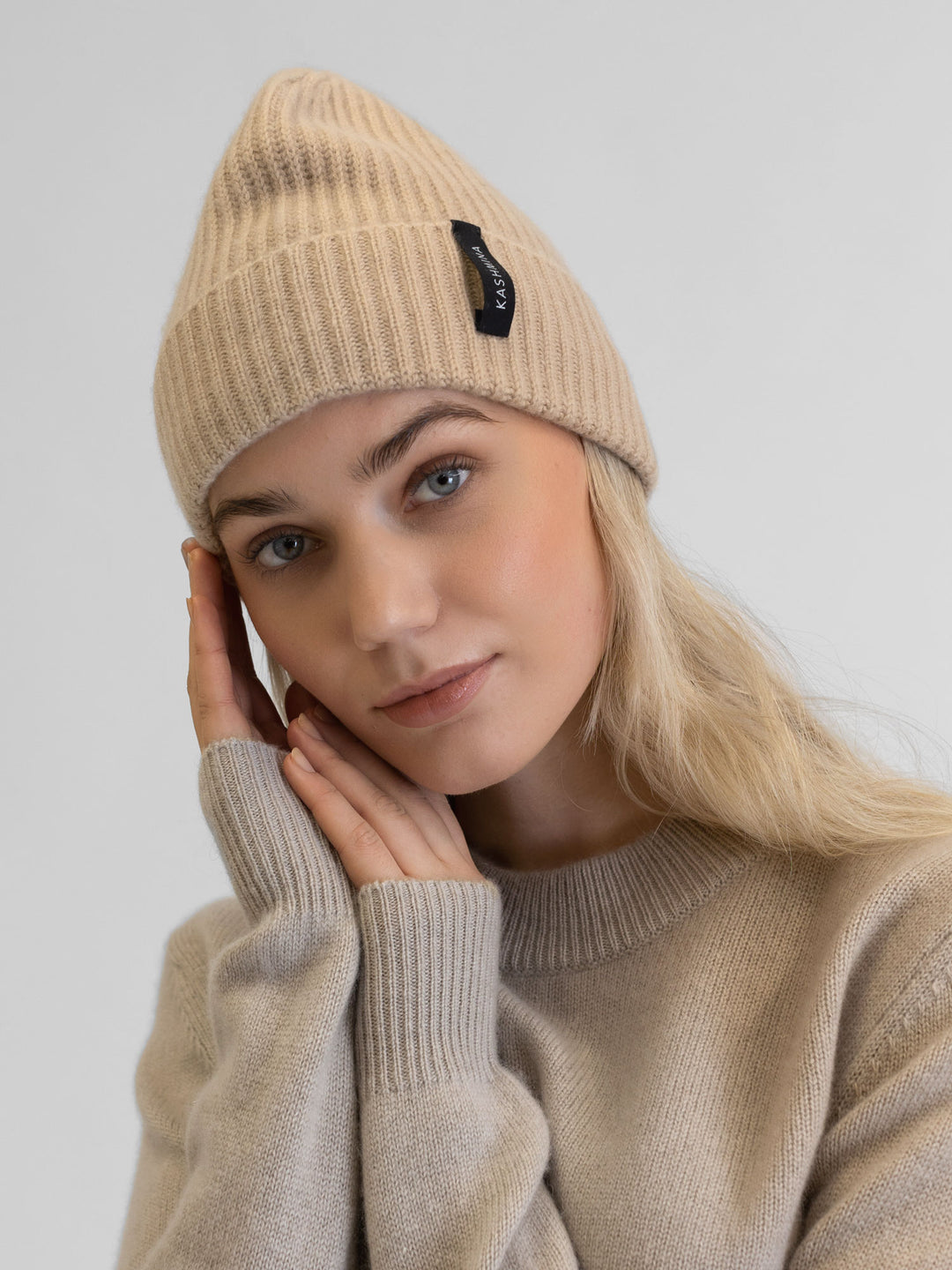Cashmere cap "Elli" in 100% cashmere. Color: Sand. Scandinavian design by Kashmina