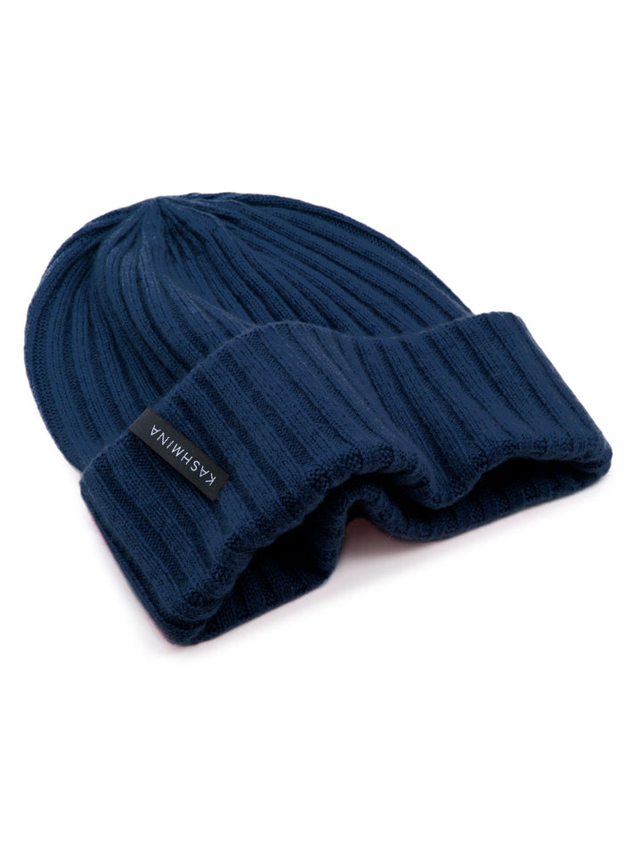 Cashmere beanie "Oda" in 100% pure cashmere. Scandinavian design by Kashmina. Color: Mountain Blue.