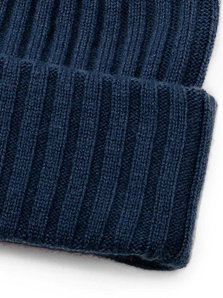 Cashmere beanie "Oda" in 100% pure cashmere. Scandinavian design by Kashmina. Color: Mountain Blue.