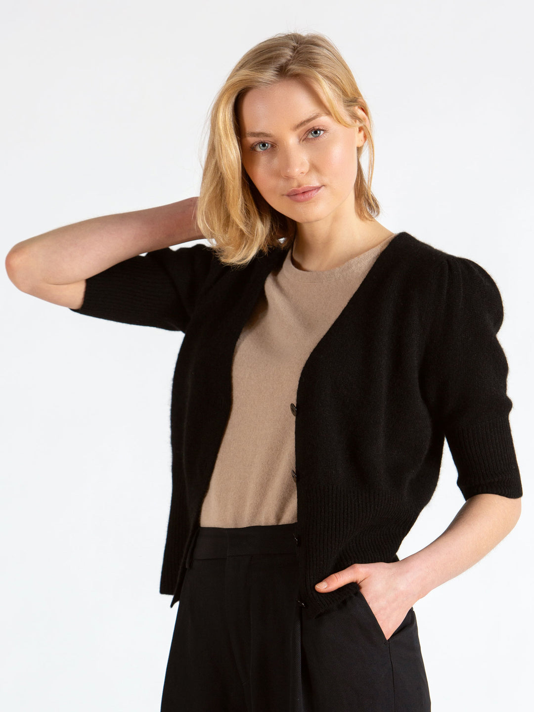 Short sleeved. cashmere cardigan grace in 100% pure cashmere by Kashmina. Scandinavian design. Color: Black