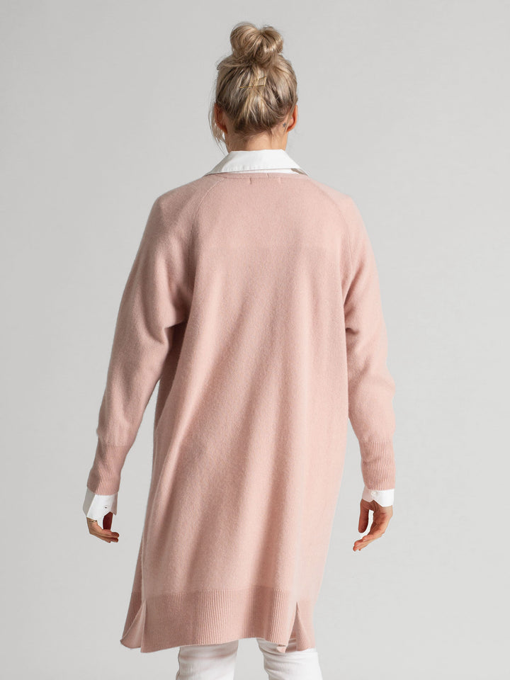 Cashmere cardigan "Linnea" in 100% pure cashmere, natural, light, long. Scandinavian design by Kashmina. Color: Rose Glow.