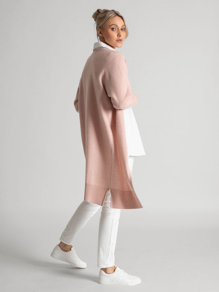 Cashmere cardigan "Linnea" in 100% pure cashmere, natural, light, long. Scandinavian design by Kashmina. Color: Rose Glow.