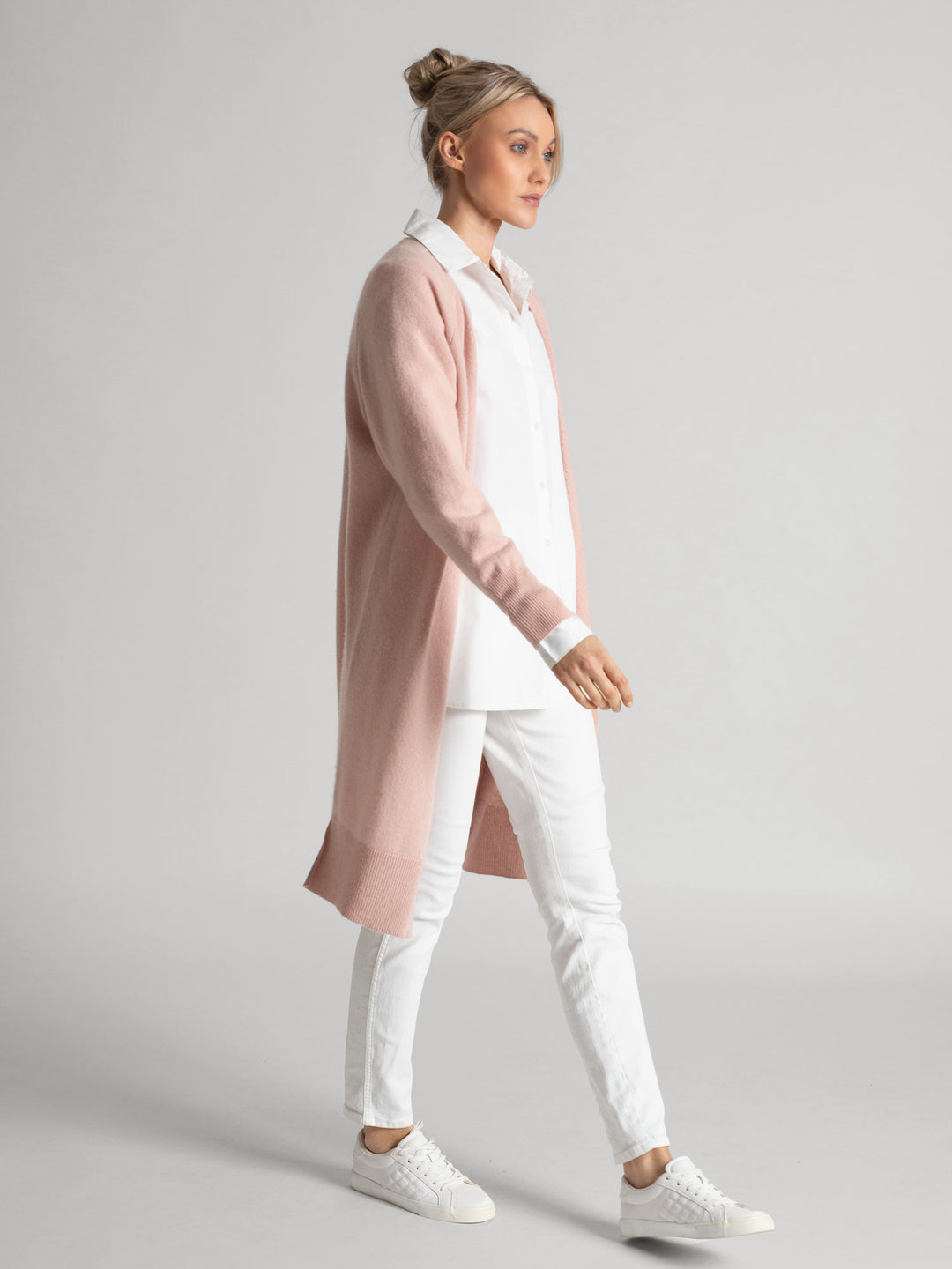 Cashmere cardigan "Linnea" in 100% pure cashmere, natural, light, long. Scandinavian design by Kashmina. Color: Rose Glow.