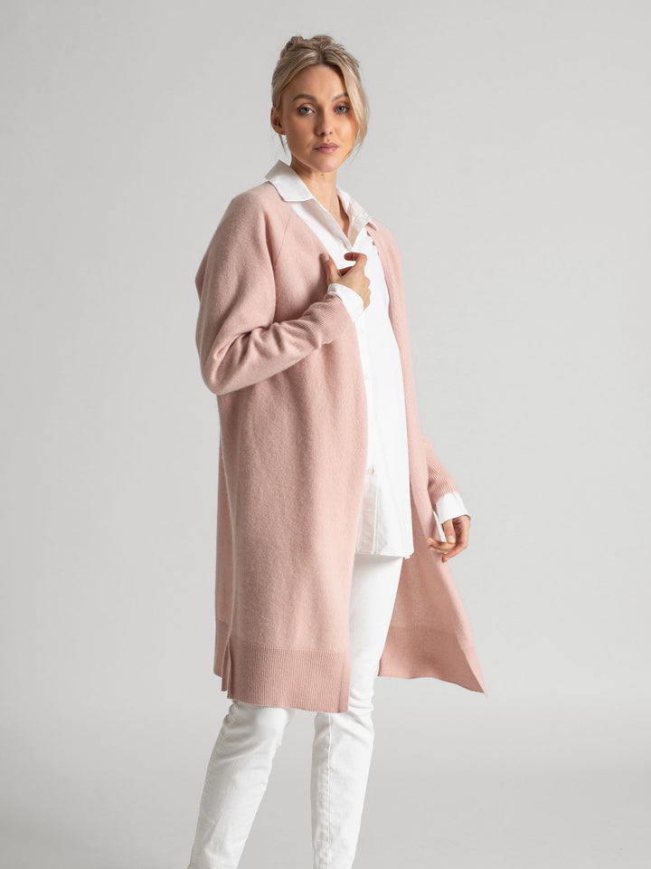 Cashmere cardigan "Linnea" in 100% pure cashmere, natural, light, long. Scandinavian design by Kashmina. Color: Rose Glow.