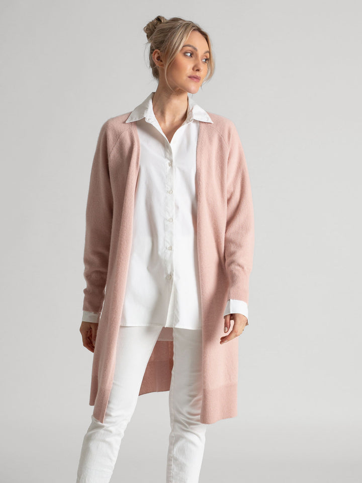 Cashmere cardigan "Linnea" in 100% pure cashmere, natural, light, long. Scandinavian design by Kashmina. Color: Rose Glow.