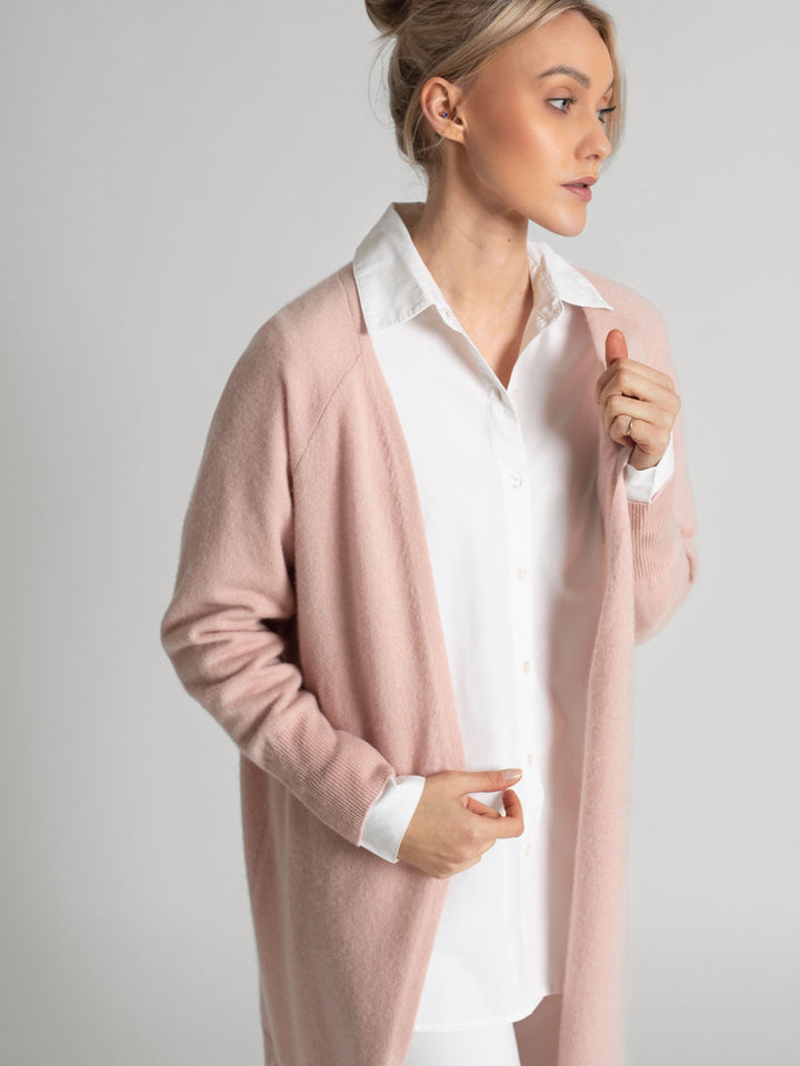 Cashmere cardigan "Linnea" in 100% pure cashmere, natural, light, long. Scandinavian design by Kashmina. Color: Rose Glow.