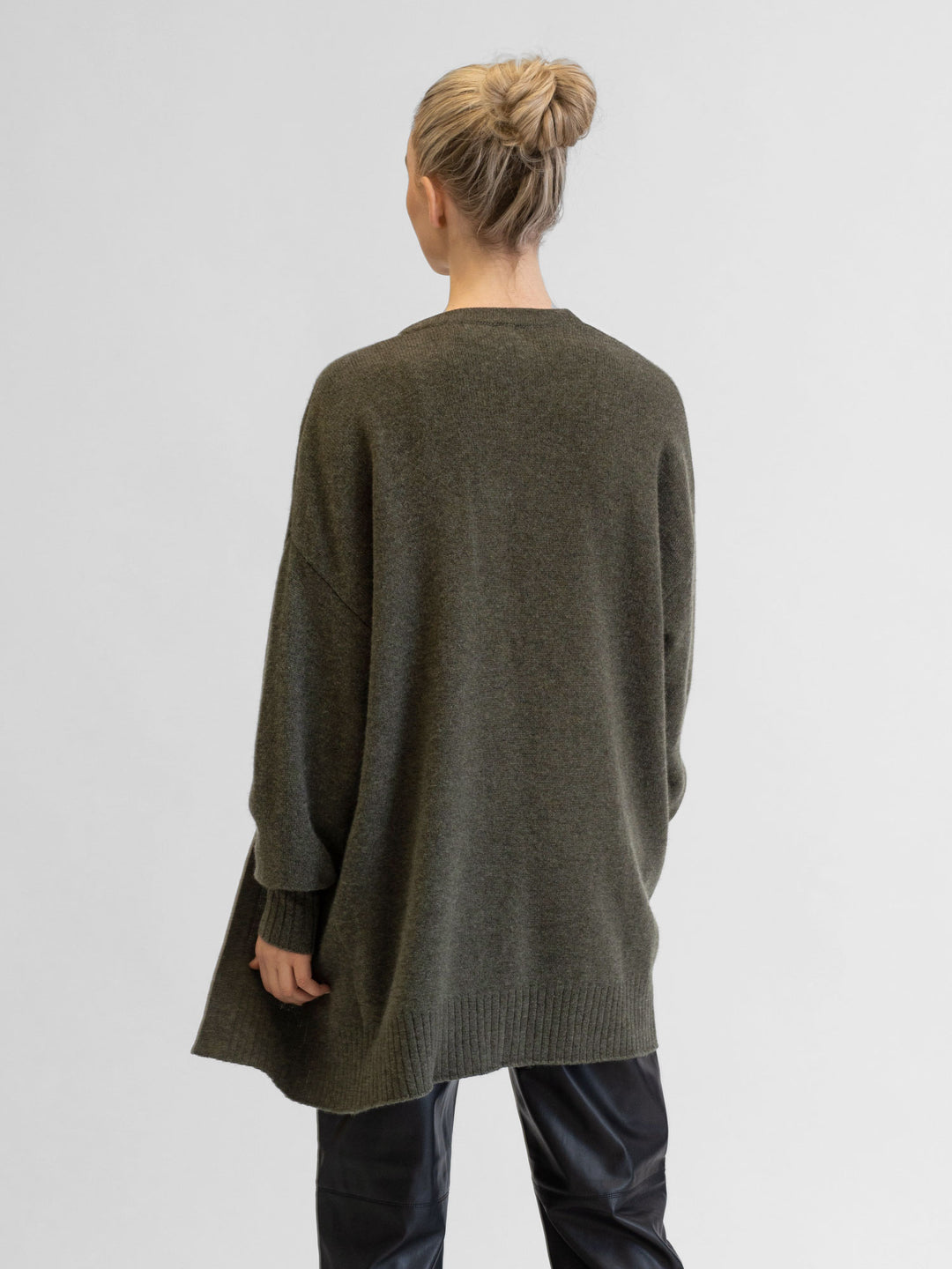 Cashmere cardigan "Lounge" Army green, in 100% cashmere. Scandinavian design by Kashmina