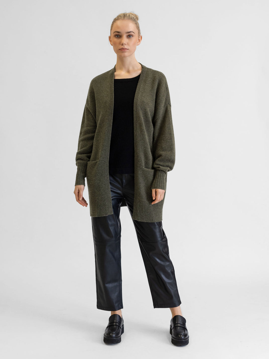 Cashmere cardigan "Lounge" Army green, in 100% cashmere. Scandinavian design by Kashmina