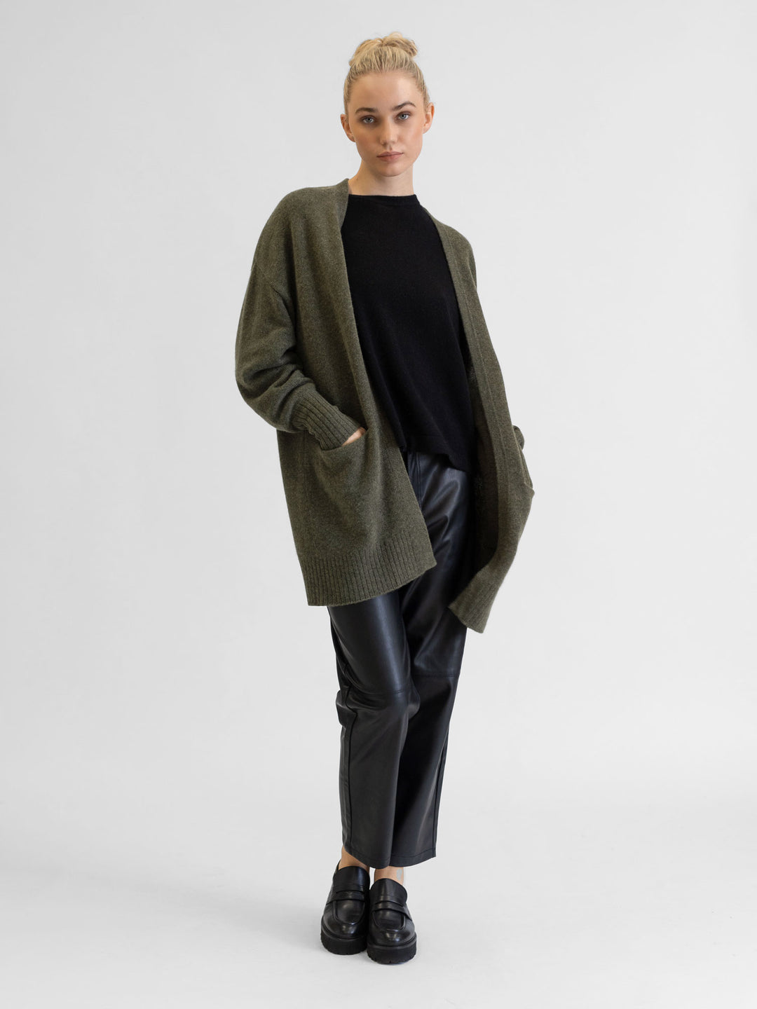 Cashmere cardigan "Lounge" Army green, in 100% cashmere. Scandinavian design by Kashmina