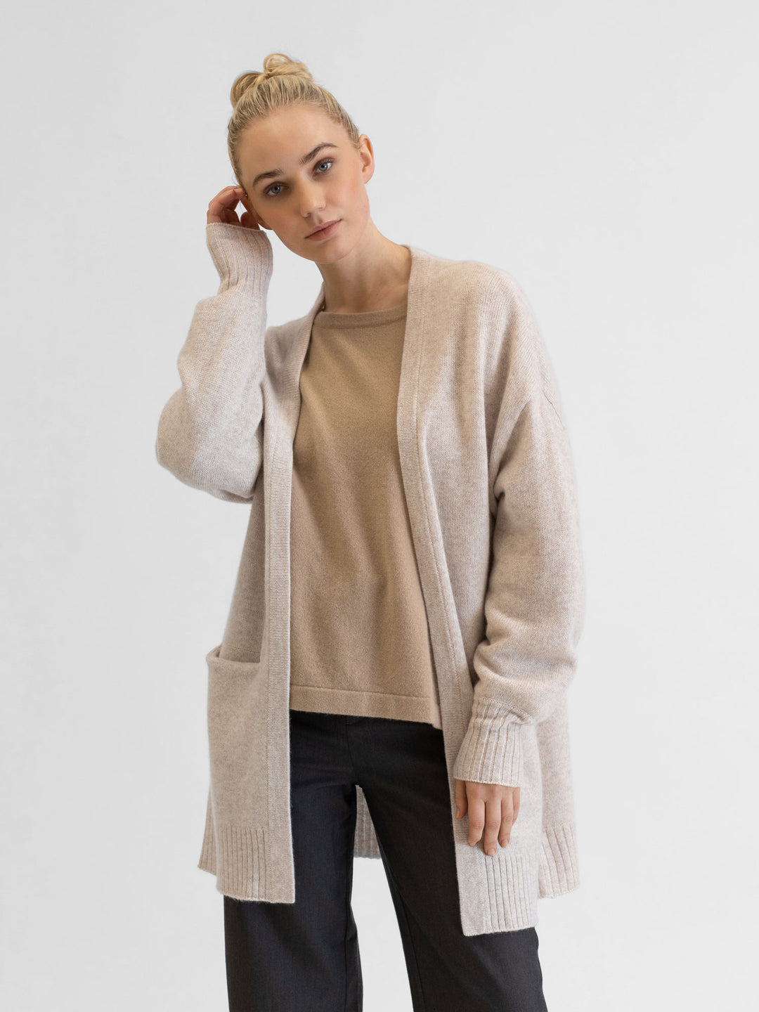 Cashmere cardigan "Lounge" beige, in 100% cashmere. Scandinavian design by Kashmina