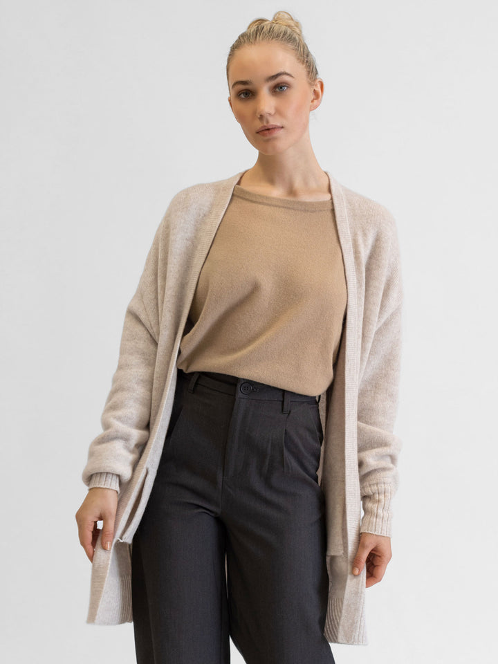 Cashmere cardigan "Lounge" beige, in 100% cashmere. Scandinavian design by Kashmina