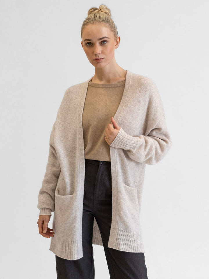 Cashmere cardigan "Lounge" beige, in 100% cashmere. Scandinavian design by Kashmina