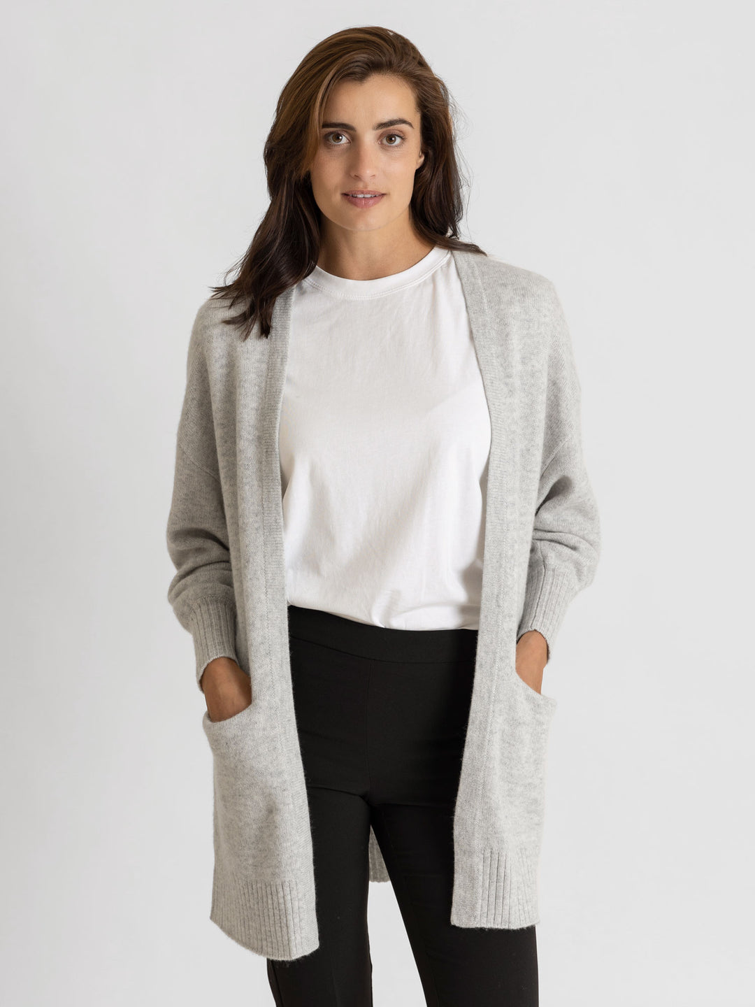 Cashmere cardigan in 100% cashmere by Kashmina, long cardigan, light grey, with pockets