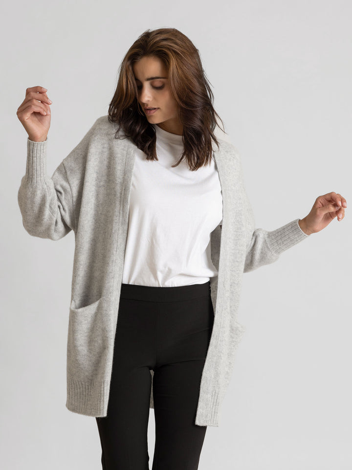 Cashmere cardigan in 100% cashmere by Kashmina, long cardigan, light grey, with pockets