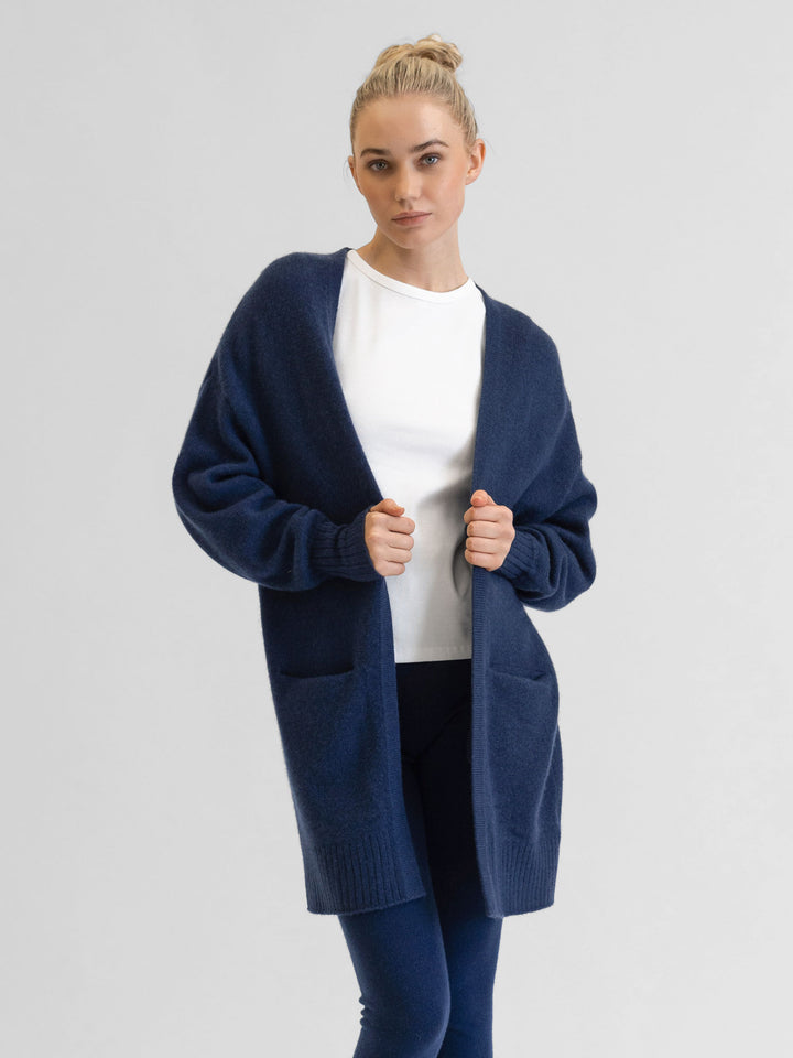 Cashmere cardigan "Lounge" Mountain blue, in 100% cashmere. Scandinavian design by Kashmina