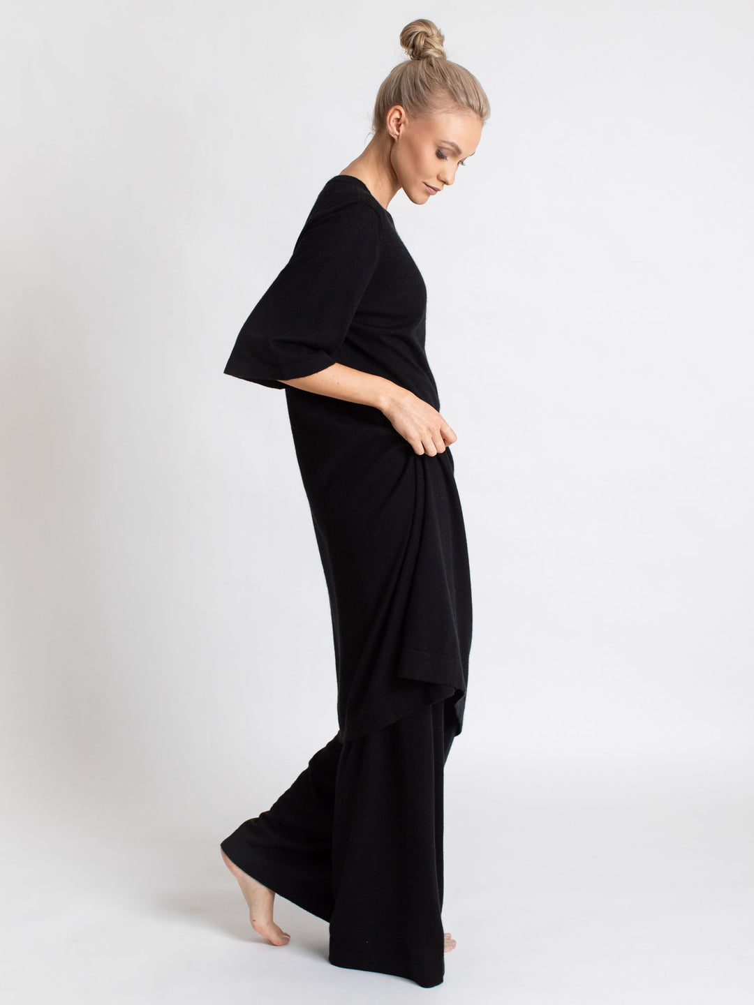 Cashmere "Tunic" in 100% pure cashmere. Color: black. Scandinavian design by Kashmina.
