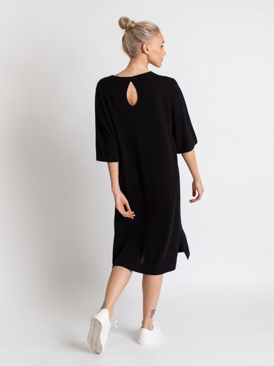 Cashmere "Tunic" in 100% pure cashmere. Color: black. Scandinavian design by Kashmina.