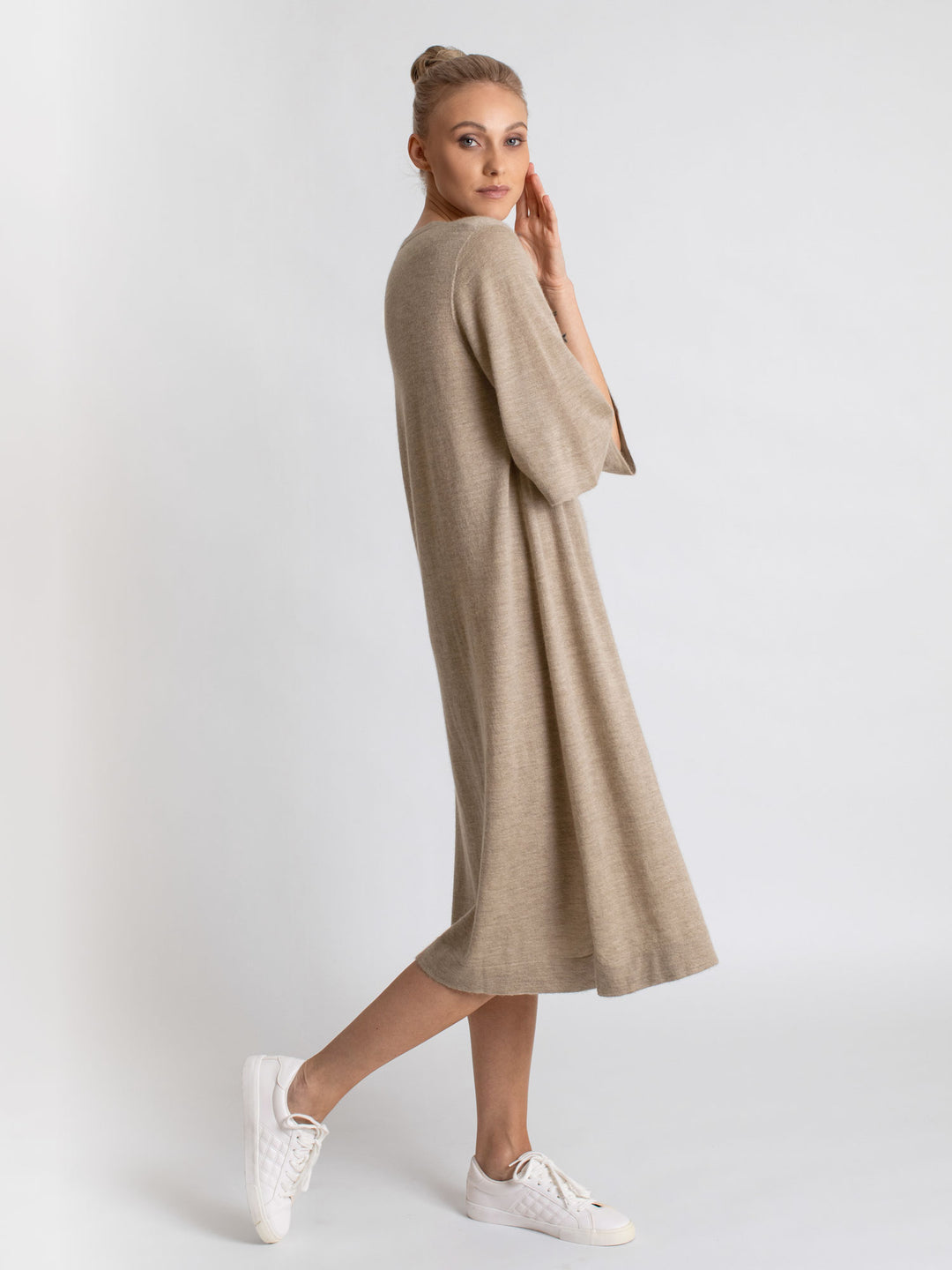 Air Tunic in 100% pure cashmere. Scandinavian design by Kashmina. Color: taupe.