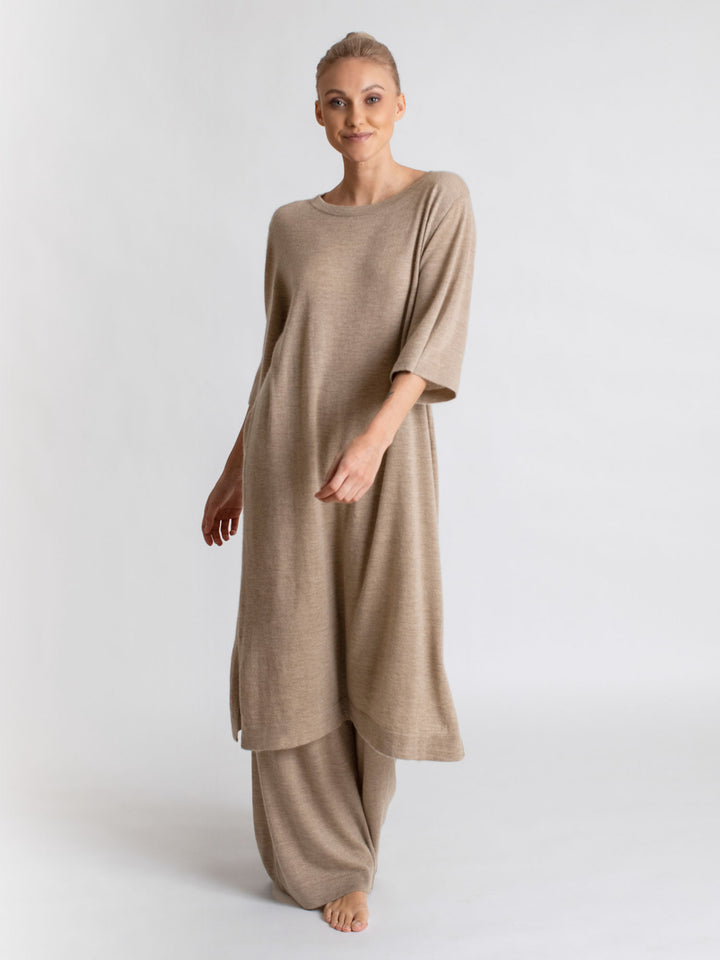 Air Tunic in 100% pure cashmere. Scandinavian design by Kashmina. Color: taupe.