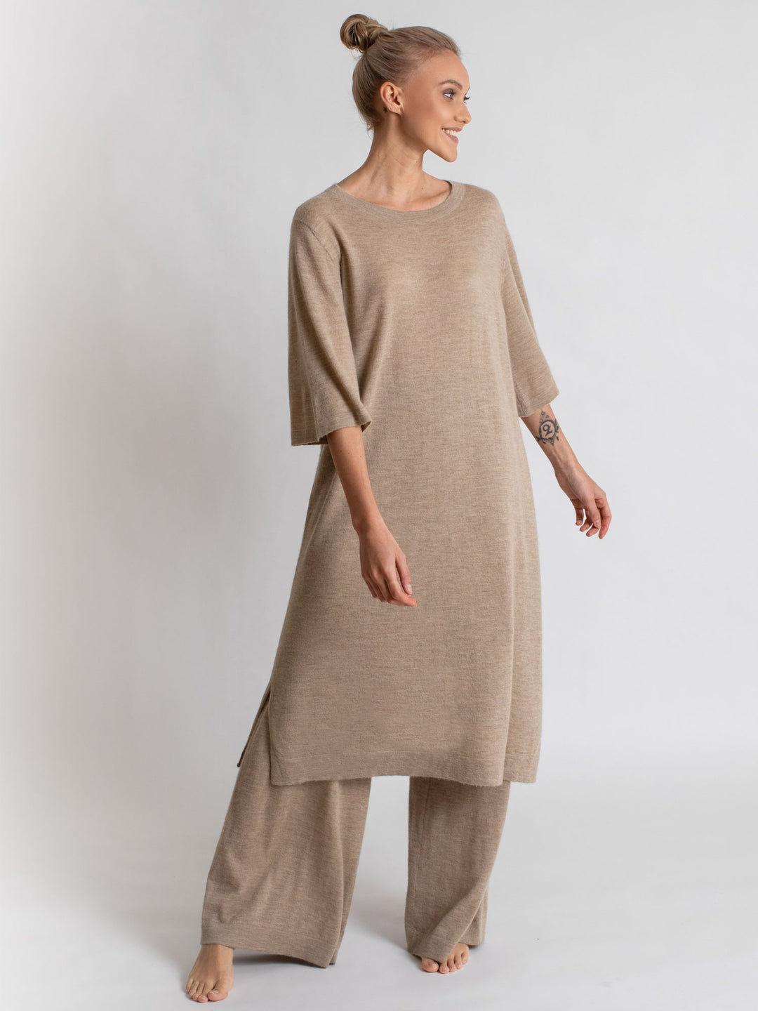Air Tunic in 100% pure cashmere. Scandinavian design by Kashmina. Color: taupe.