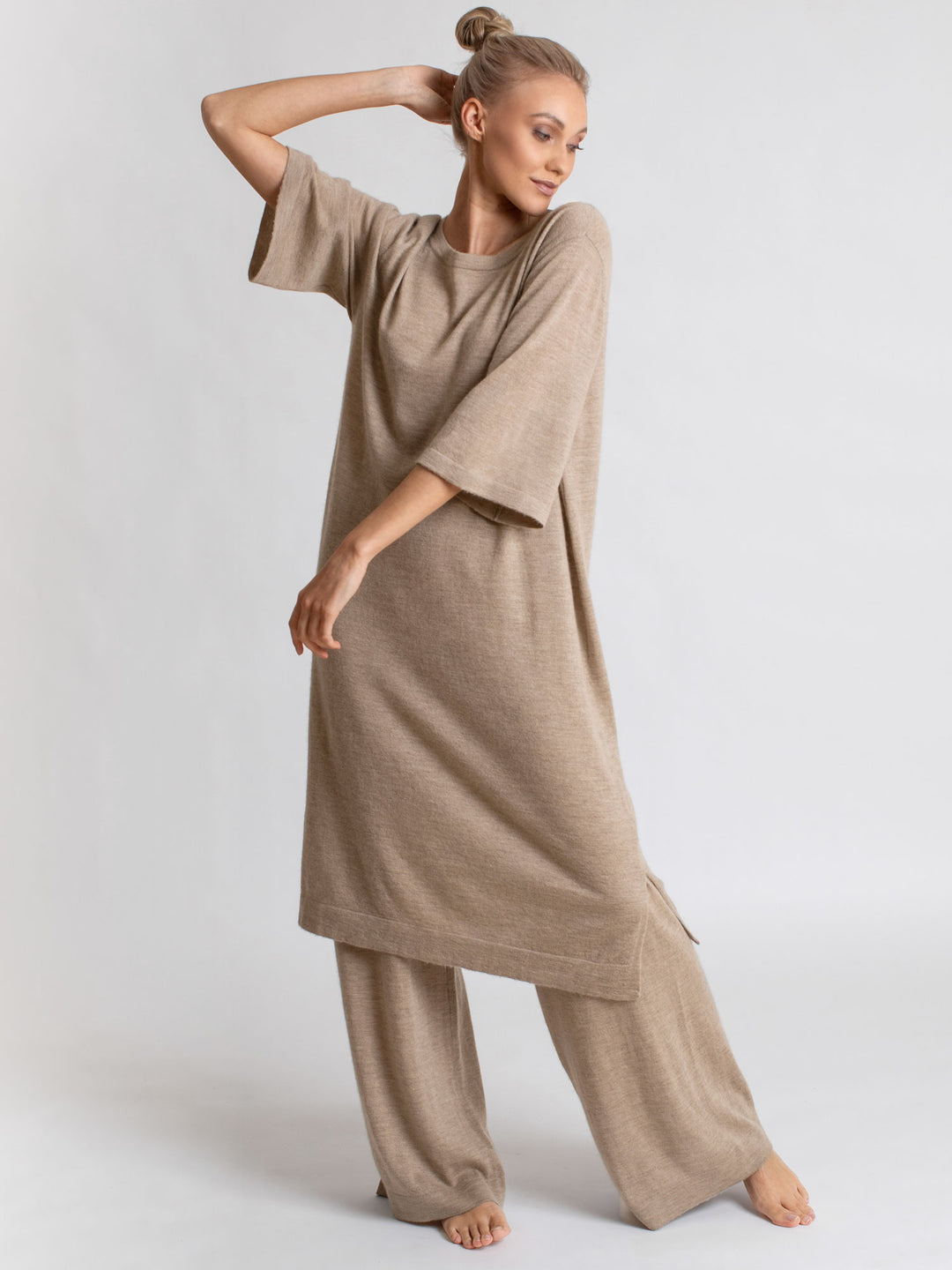 Air Tunic in 100% pure cashmere. Scandinavian design by Kashmina. Color: taupe.