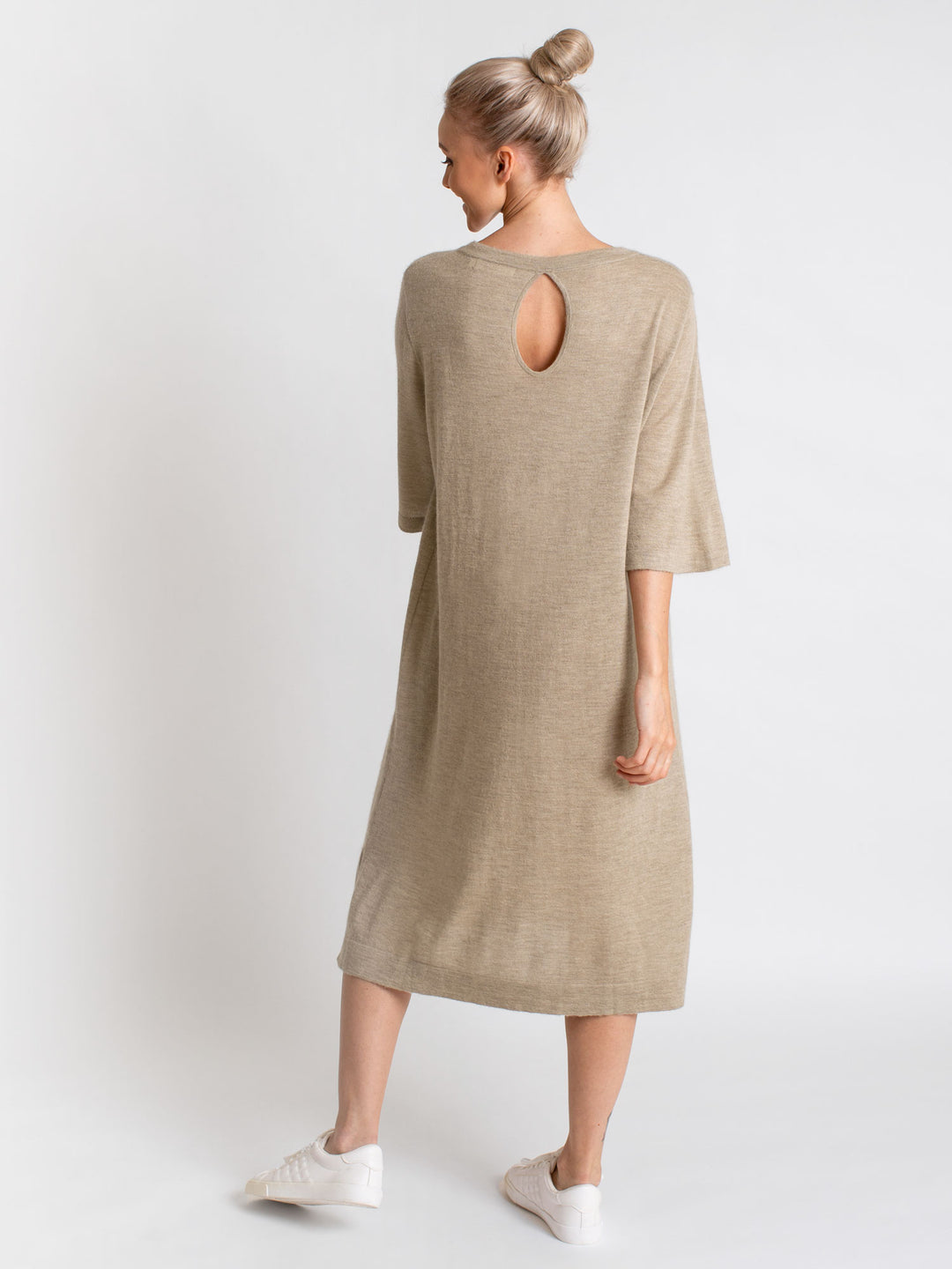 Air Tunic in 100% pure cashmere. Scandinavian design by Kashmina. Color: taupe.