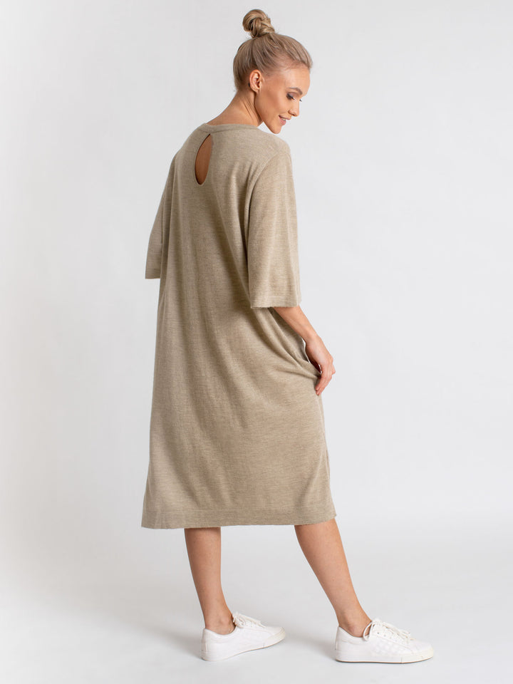 Air Tunic in 100% pure cashmere. Scandinavian design by Kashmina. Color: taupe.